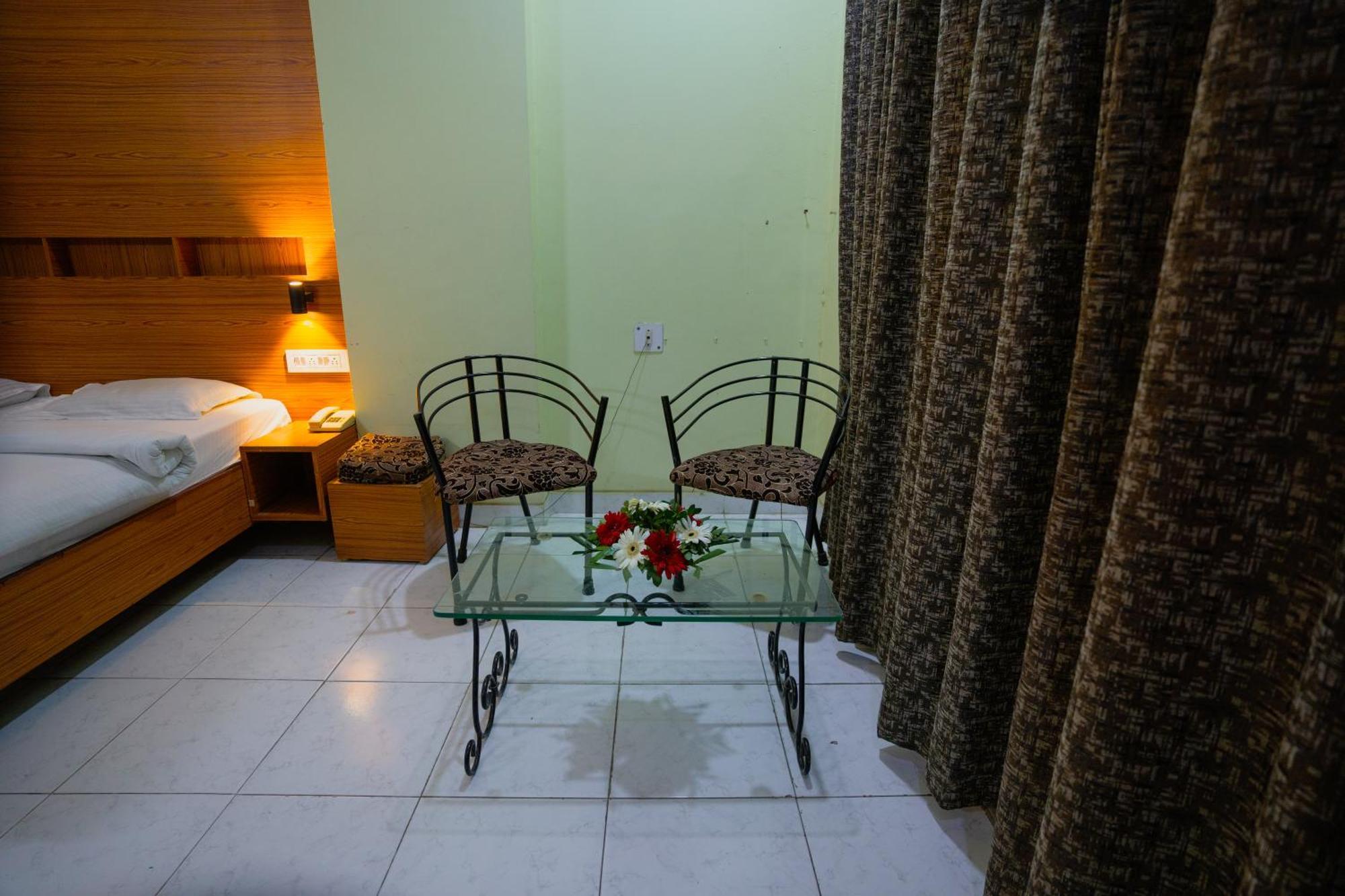 Hotel Girdhar Mahal インドール エクステリア 写真