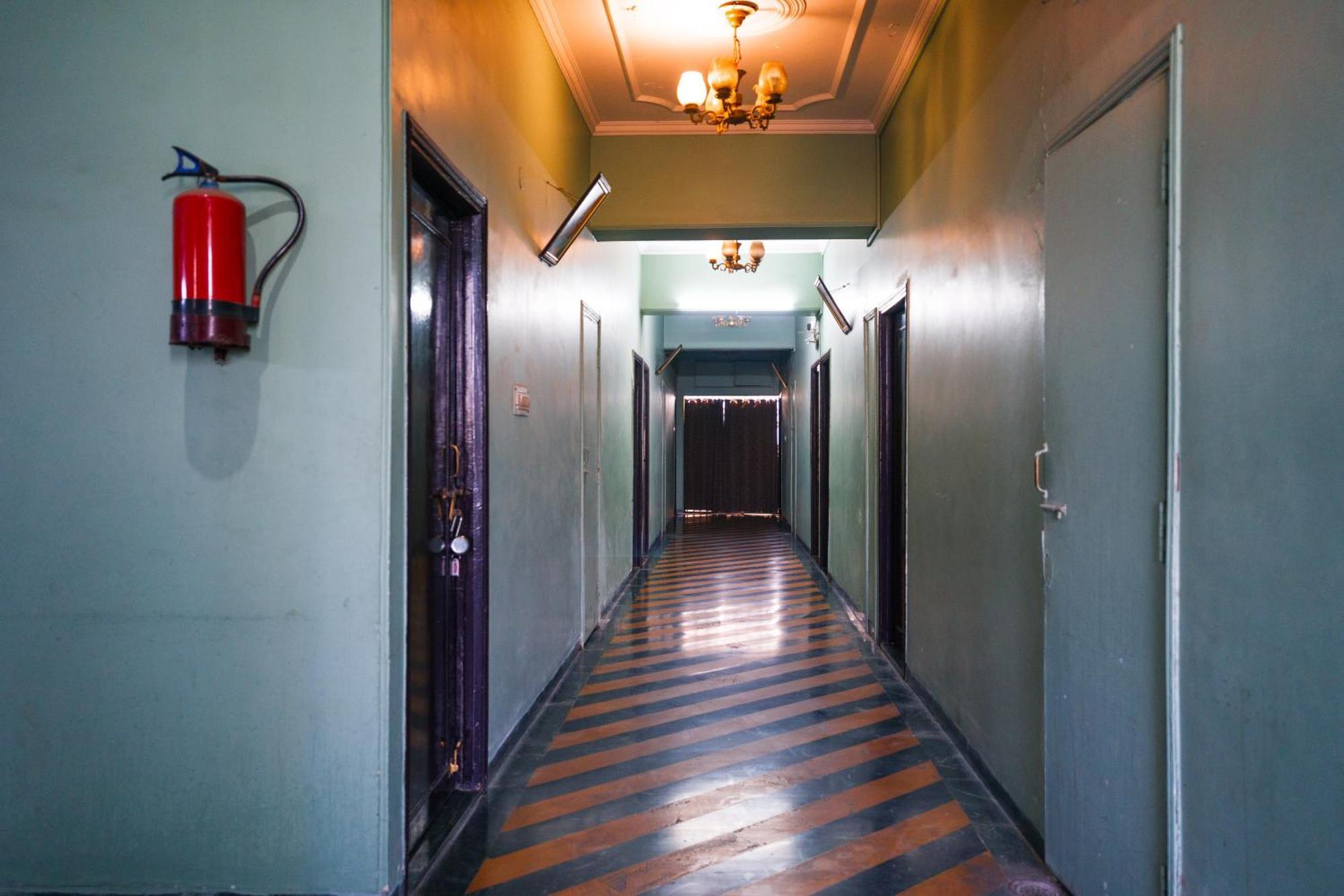 Hotel Girdhar Mahal インドール エクステリア 写真