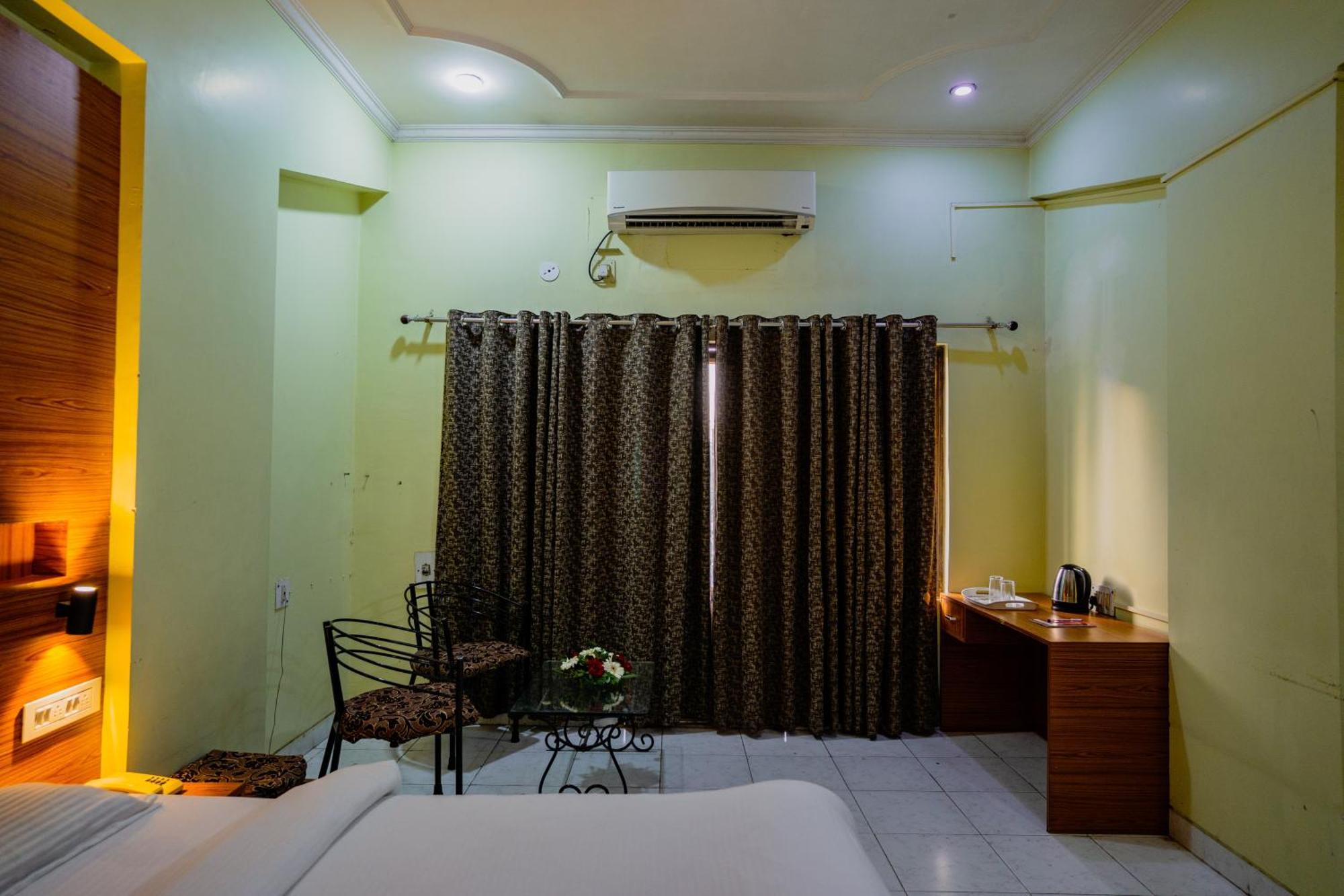 Hotel Girdhar Mahal インドール エクステリア 写真