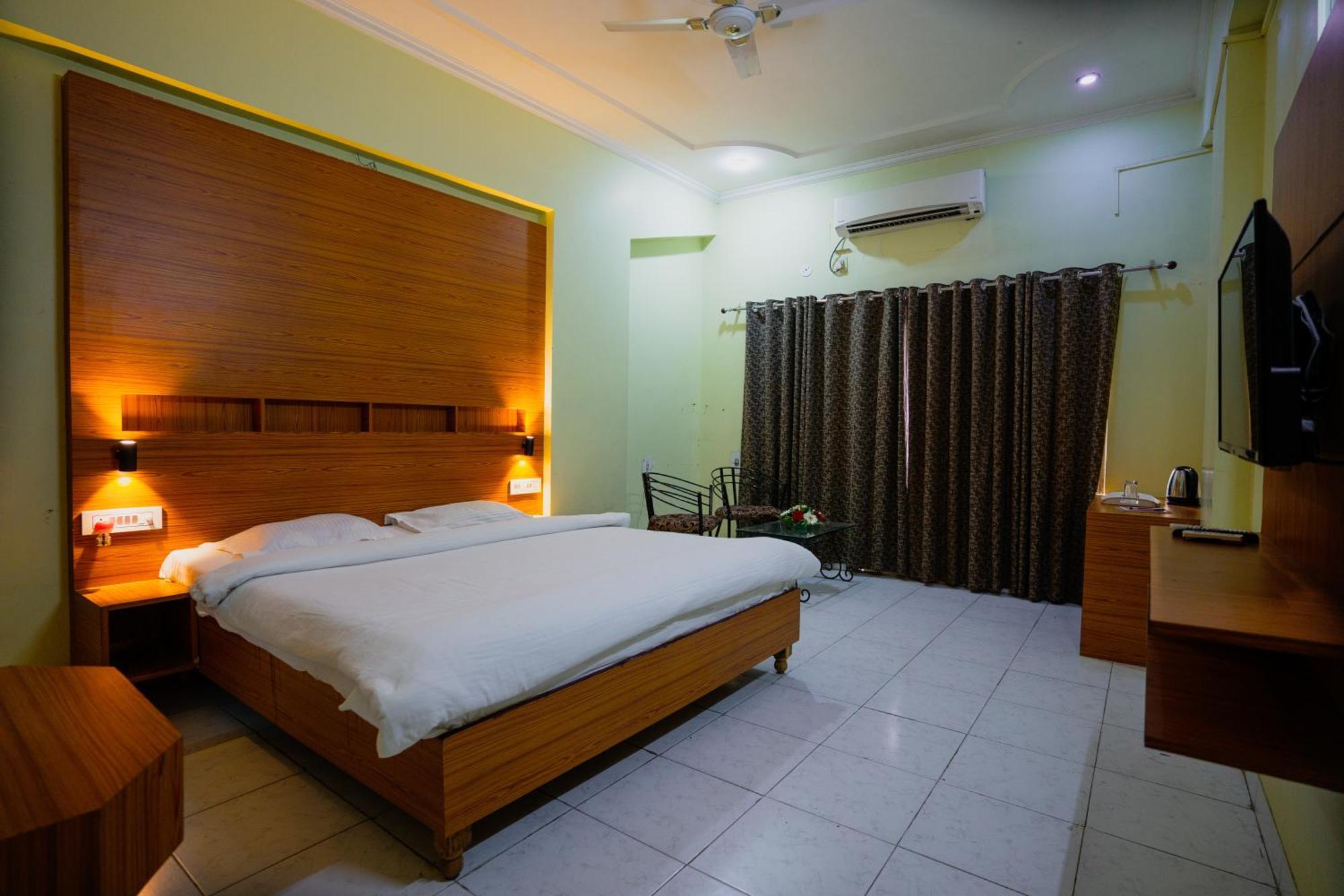Hotel Girdhar Mahal インドール エクステリア 写真