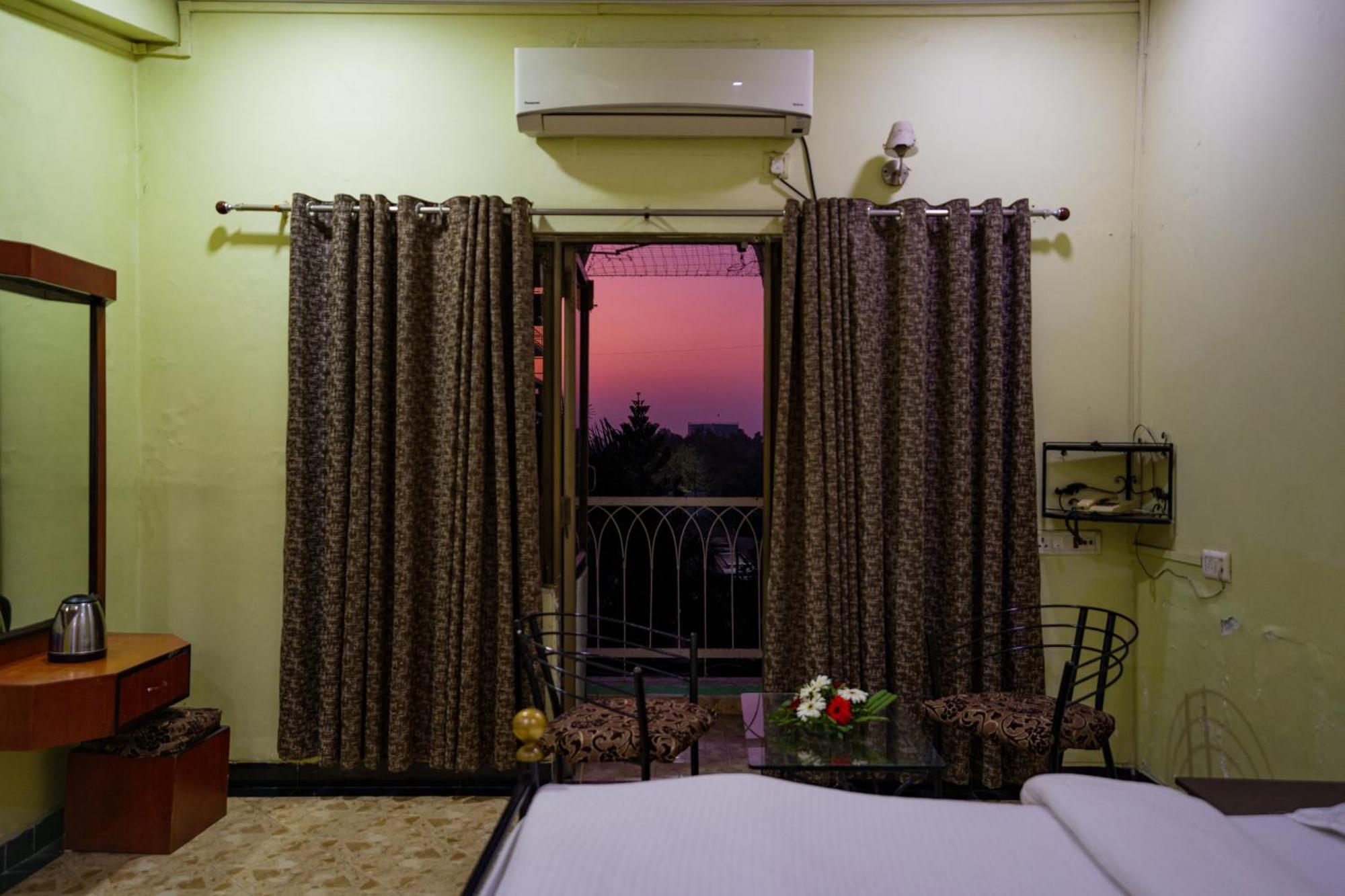 Hotel Girdhar Mahal インドール エクステリア 写真