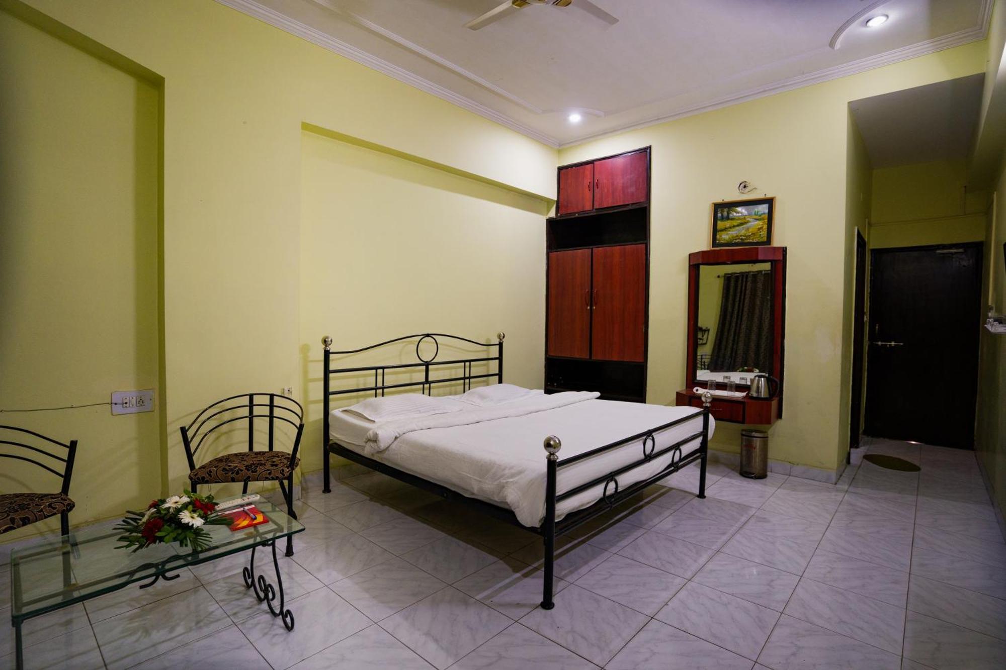 Hotel Girdhar Mahal インドール エクステリア 写真