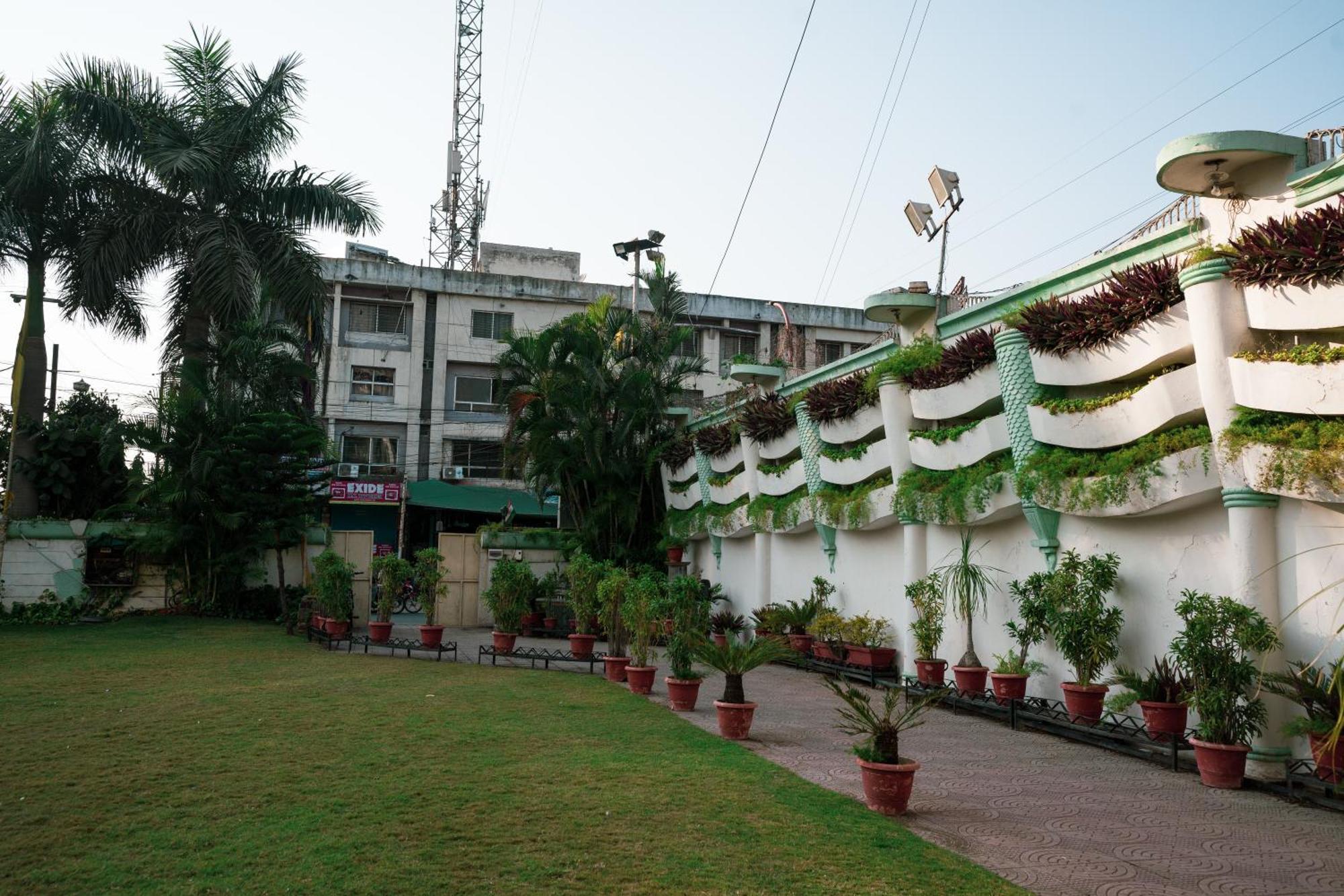 Hotel Girdhar Mahal インドール エクステリア 写真